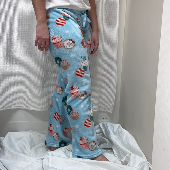 Women’s Daydream by Berkshire Home cupcake & donut fuzzy pajama bottoms. Size S - Picture 4 of 14